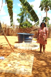 Dona Alvanir mostrando o seu filtro 2